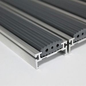 Tapete  Modelo. Vip  c/PVC estriado 20mm Preo  M2 