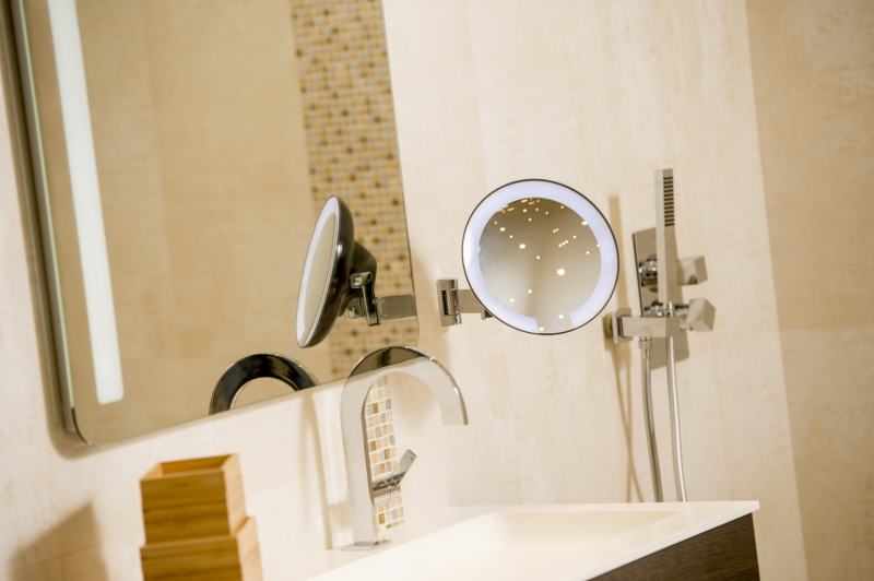 Espelho iluminado Cosmos com bra�o plano