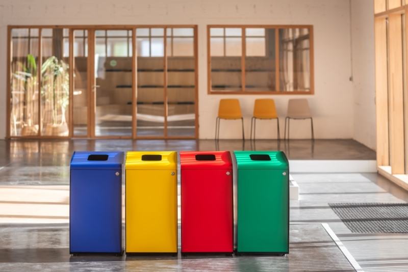 Papeleira do lixo de reciclagem amarela
