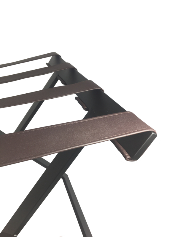 Suporte de malas de metal preto, design compacto e ultrarresistente   com 4 tiras de couro sint�tico.