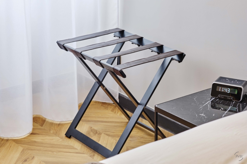 Suporte de malas de metal preto, design compacto e ultrarresistente   com 4 tiras de couro sint�tico.