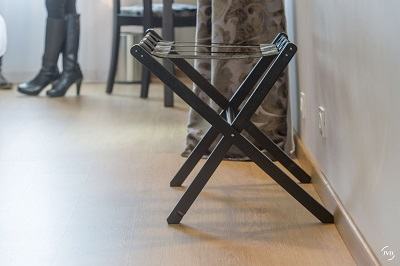 Suporte para malas em madeira, preto, com 4 cintas